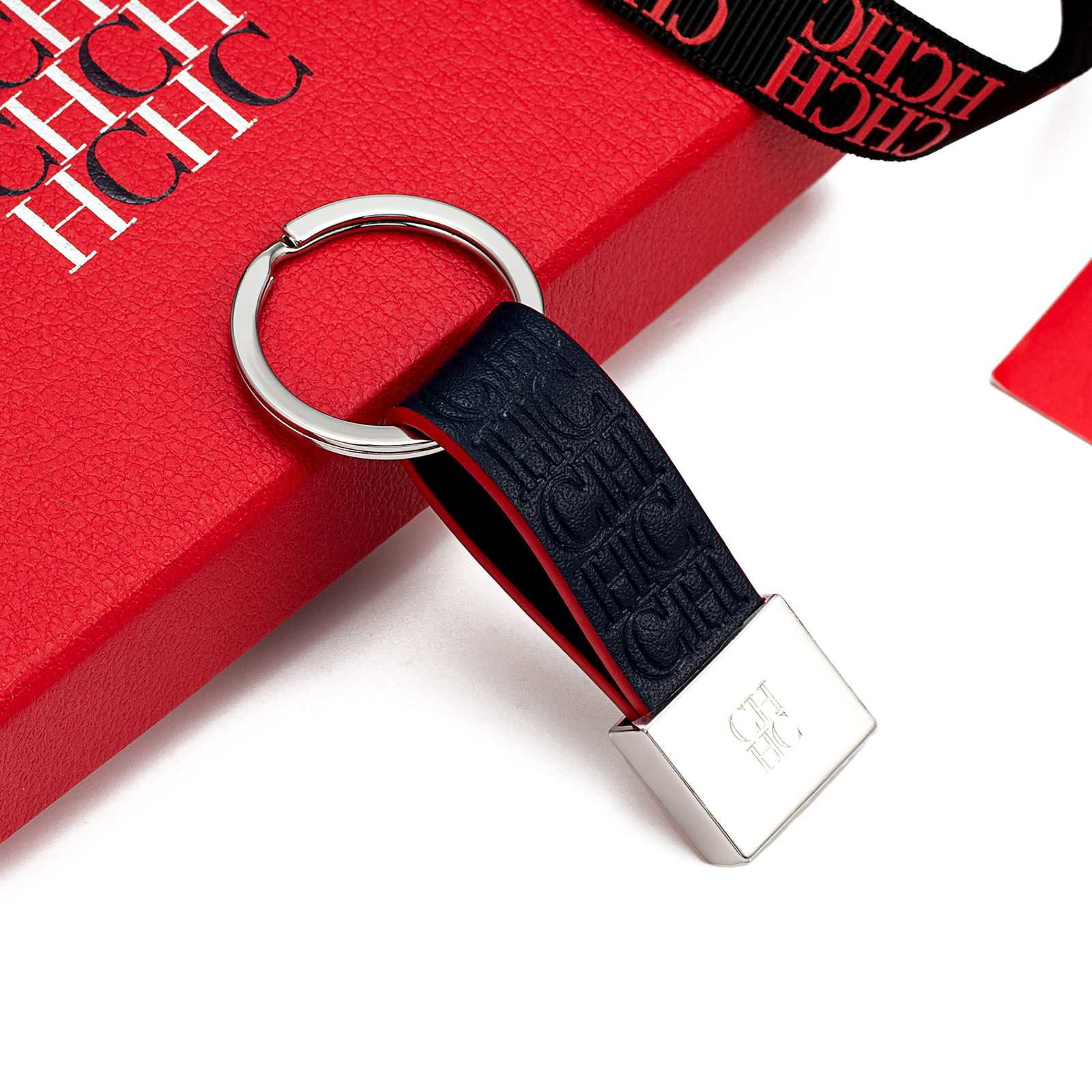 Monogram Keychain Leather - Кожаный брелок CH с тисненым монограммным