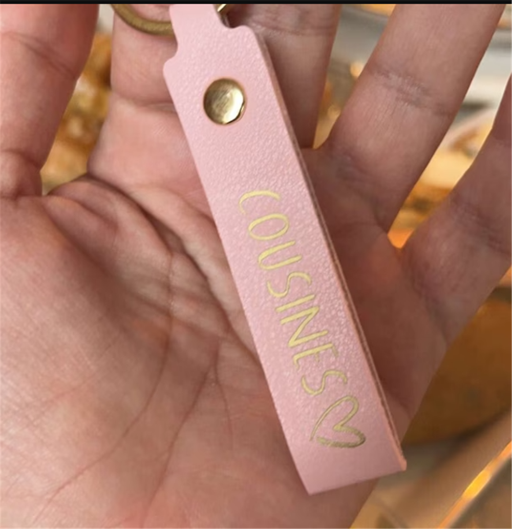 Персонализированный кожаный бр – обзор и цена Monogram Keychain Leather