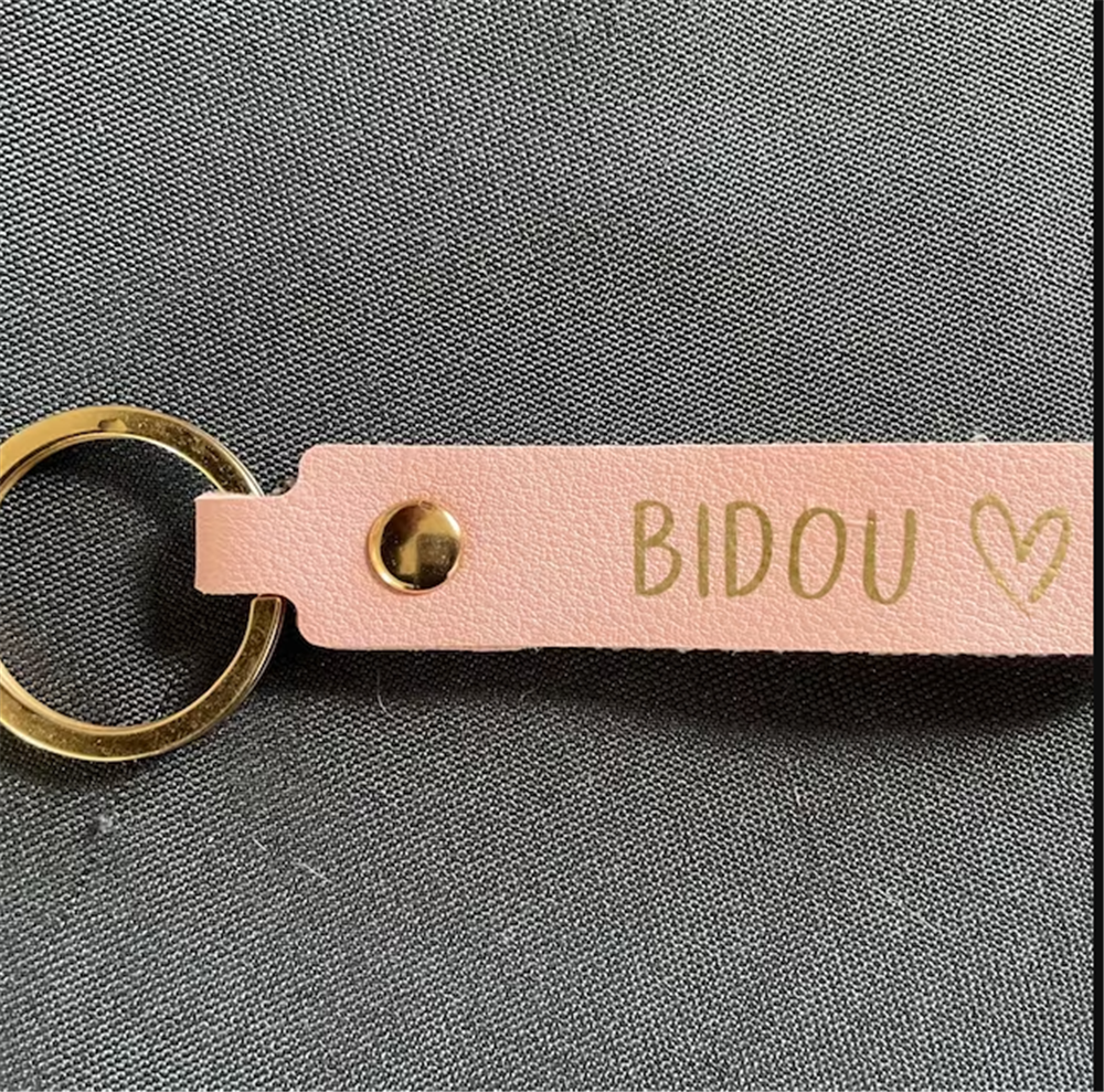 Персонализированный кожаный бр – обзор и цена Monogram Keychain Leather