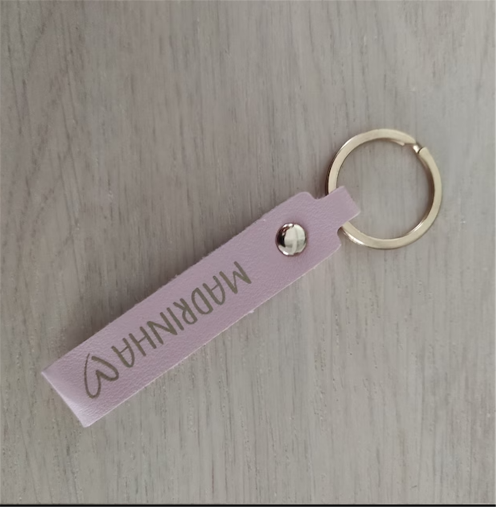 Персонализированный кожаный бр – обзор и цена Monogram Keychain Leather