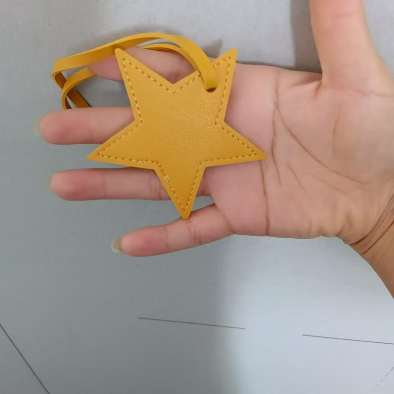 Бесплатные инициалы пятиконечн – обзор и цена Monogram Keychain Leather