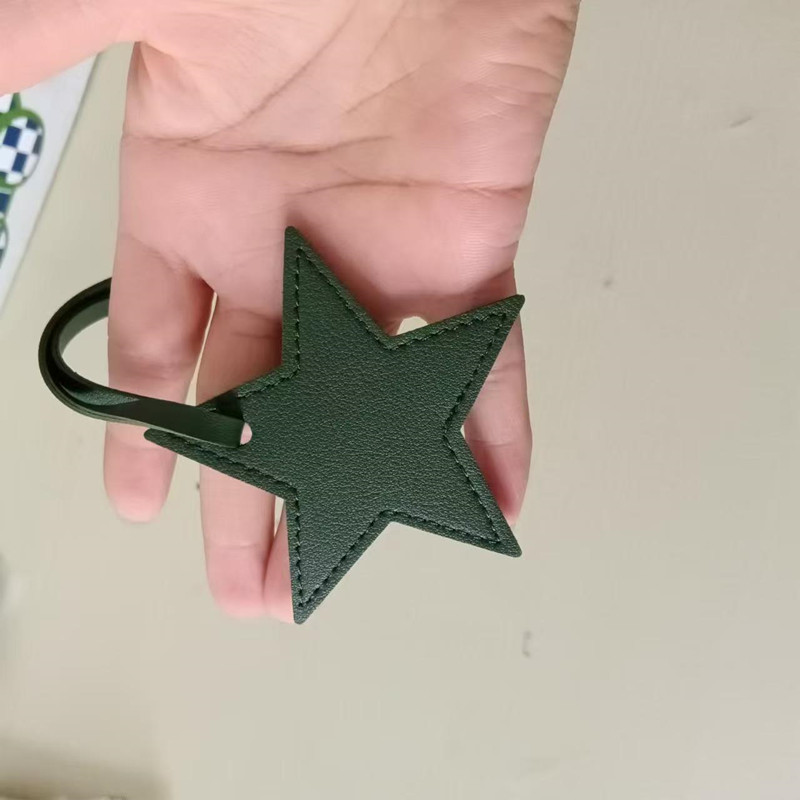 Бесплатные инициалы пятиконечн – обзор и цена Monogram Keychain Leather